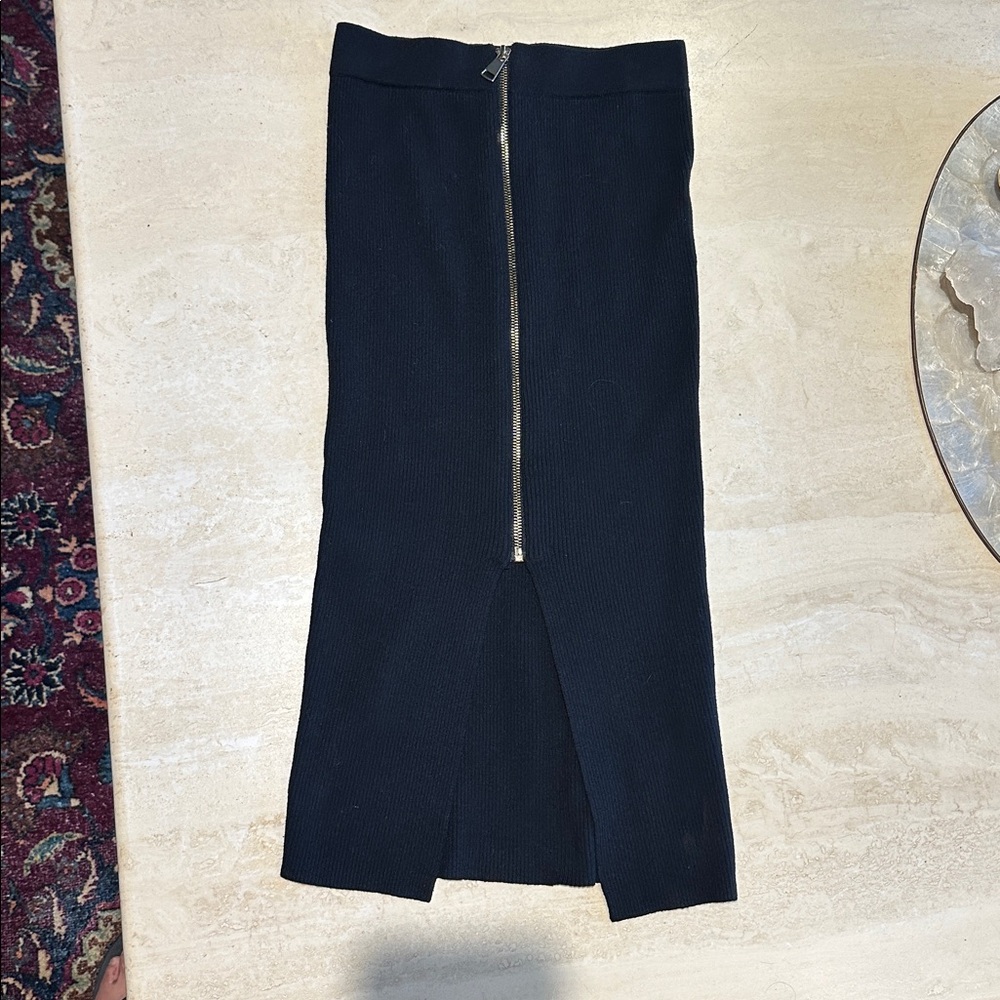 Elegant Black Zippered Skirt